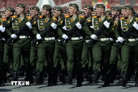 Binh sỹ Nga tham gia lễ duyệt binh kỷ niệm 70 năm Ngày Chiến thắng ở thủ đô Moskva ngày 9/5. (Nguồn: AFP/TTXVN)