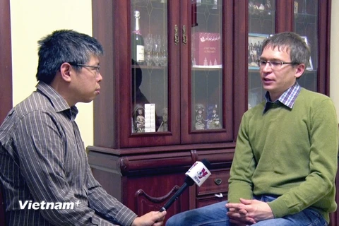 Nhà báo Ilya Ushov (phải) trả lời phỏng vấn. (Ảnh: Duy Trinh-Quang Vinh/Vietnam+) 