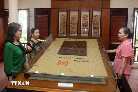 Khách tham quan các hiện vật quý về Truyện Kiều và đại thi hào Nguyễn Du.(Ảnh: Thanh Tùng/TTXVN)