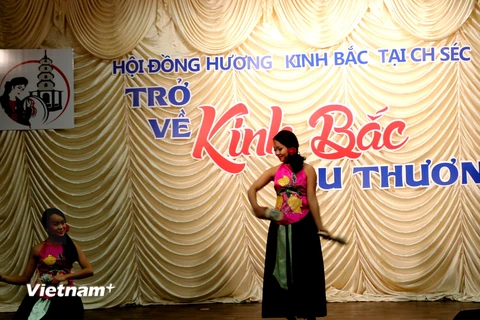 Thế hệ người Việt trẻ tại Séc biểu diễn múa Quan họ. (Ảnh: Quang Vinh/Vietnam+)