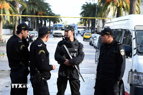 Cảnh sát Tunisia làm nhiệm vụ tại hiện trường vụ đánh bom ở thủ đô Tunis. (Nguồn: AFP/TTXVN)
