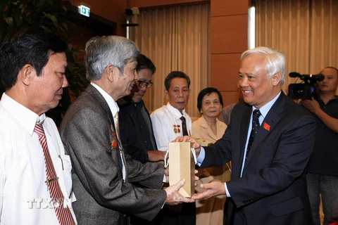 Phó Chủ tịch Quốc hội Uông Chu Lưu tặng quà cho các đại biểu. (Ảnh: Phạm Kiên/TTXVN)