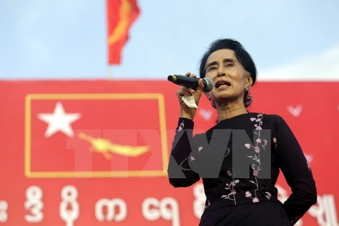 Chủ tịch Đảng NLD Aung San Suu Kyi phát biểu trong cuộc míttinh tại Yangon ngày 1/11. (Ảnh: THX/TTXVN)