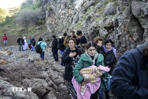 Người di cư từ Thổ Nhĩ Kỳ tới đảo Lesbos của Hy Lạp sau hành trình vượt biển Aegean ngày 26/11. (Nguồn: AFP/TTXVN)