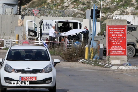 Lực lượng an ninh Israel chuyển thi thể phụ nữ Palestine thiệt mạng tại trạm kiểm soát ở Einav, phía đông Tulkarem, Bờ Tây. (Nguồn: AFP/TTXVN)