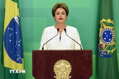 Tổng thống Brazil Dilma Rousseff phát biểu tại thủ đô Brasilia sau quyết định của Chủ tịch Hạ viện ngày 2/12. (Nguồn: AFP/TTXVN)