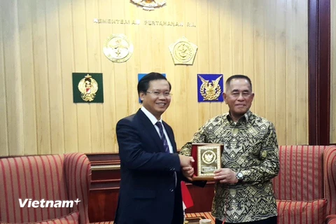 Đại sứ Hoàng Anh Tuấn và Bộ trưởng Quốc phòng Indonesia Ryamizard Ryacudu. (Ảnh: Đỗ Quyên/Vietnam+)