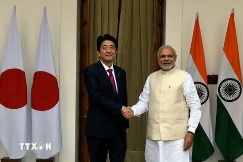 Thủ tướng Narendra Modi (phải) và Thủ tướng Shinzo Abe (trái) trước cuộc gặp ở New Delhi. (Nguồn: AFP/TTXVN)