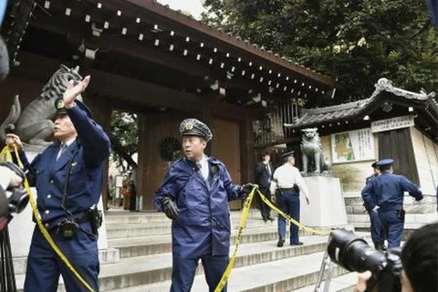 Cảnh sát làm nhiệm vụ tại hiện trường vụ nổ ở đền Yasukuni ngày 23/11. (Nguồn: Kyodo/TTXVN)
