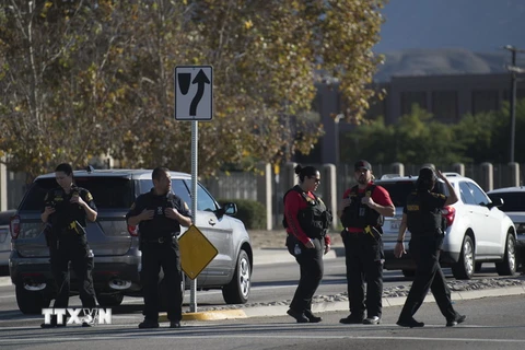 Cảnh sát Mỹ tại hiện trường vụ xả súng ở San Bernardino ngày 2/12. (Nguồn: TH/TTXVN)