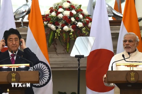 Thủ tướng Narendra Modi (phải) và Thủ tướng Shinzo Abe (trái) tại New Delhi. (Nguồn: Kyodo/TTXVN)