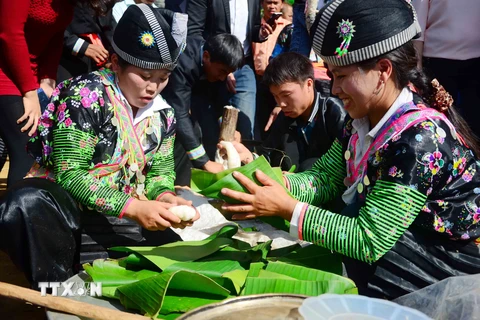 Thi gói bánh dày tại ngày hội. (​Ảnh: Xuân Tư/TTXVN)