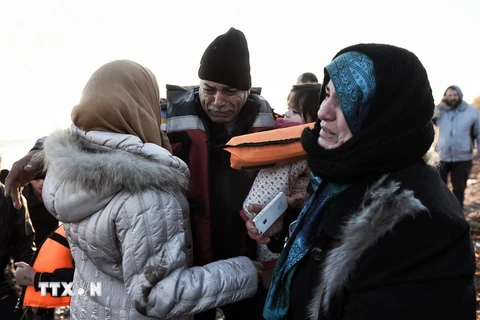 Người di cư tới đảo Lesbos, Hy Lạp sau hành trình vượt biển Aegean đầy nguy hiểm ngày 7/12. (Nguồn: AFP/TTXVN)