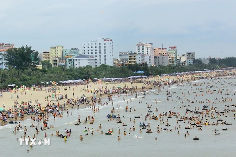 Bãi biển Sầm Sơn, một trong nhũng điểm thu hút đông khách du lịch. Ảnh: Quang Quyết - TTXVN