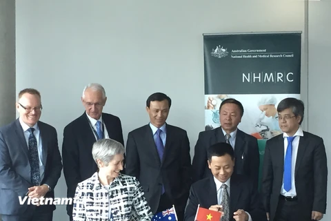Lễ ký kết Biên bản ghi nhớ giữa Quỹ phát triển Khoa học và Công nghệ quốc gia Việt Nam và Hội đồng nghiên cứu Y tế và Sức khỏe Australia ngày 15/12. (Ảnh: Sao Băng/Vietnam+)