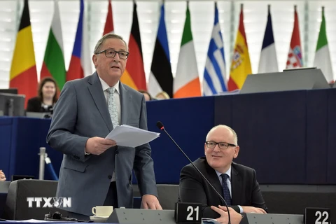 Chủ tịch Ủy ban Châu Âu Jean-Claude Juncker (trái) trong phiên thảo luận về vấn đề chống khủng bố và việc EU đối phó với cuộc khủng hoảng di cư tại Strasbourg, Pháp ngày 16/12. (Nguồn: AFP/TTXVN)