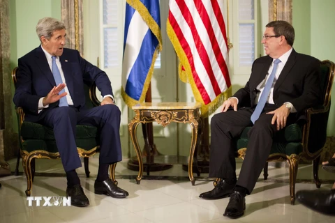 Ngoại trưởng Cuba Bruno Rodriguez (phải) hội đàm với Ngoại trưởng Mỹ John Kerry đang trong chuyến thăm La Habana ngày 14/8. (Nguồn: AFP/TTXVN)