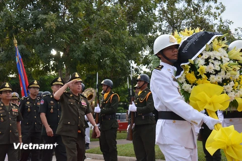Đoàn Quân đội Hoàng gia Campuchia viếng Đài tưởng niệm Quân tình nguyện Việt Nam. (Ảnh: Xuân Khu/Vietnam+)