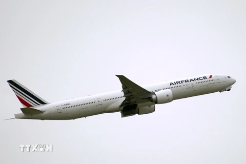 Máy bay của Hãng hàng không Pháp Air France cất cánh từ sân bay quốc tế Charles de Gaulle ở Roissy-en-France. (Nguồn: AFP/TTXVN)