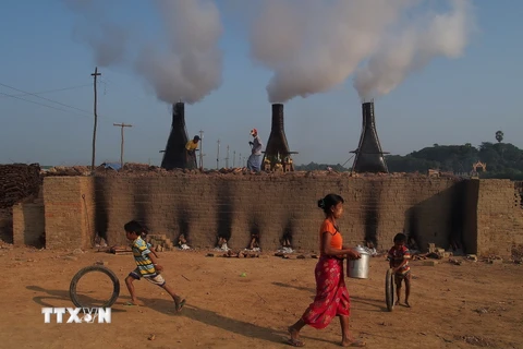 Một nhà máy sản xuất gạch tại thành phố Mandalay, phía bắc Myanmar. (Nguồn: AFP/TTXVN)