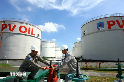 Vận hành hệ thống cung ứng xăng dầu tại PV Oil Nhà Bè, Thành phố Hồ Chí Minh. (Ảnh: Huy Hùng/TTXVN)