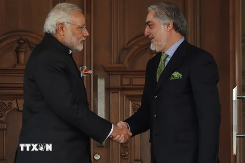 Nhà điều hành cấp cao Afghanistan Abdullah Abdullah (phải) và Thủ tướng Ấn Độ Narendra Modi. (Nguồn: AFP/TTXVN)