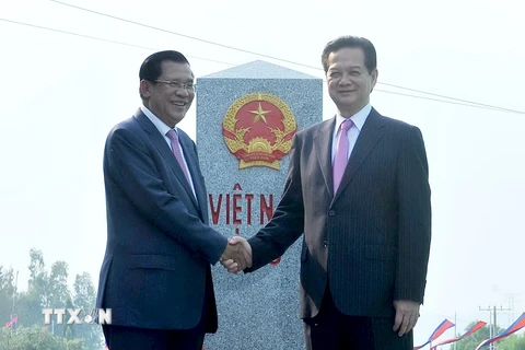 Thủ tướng Nguyễn Tấn Dũng và Thủ tướng Campuchia Hun Sen tại buổi lễ. (Ảnh: Trọng Đức/TTXVN)