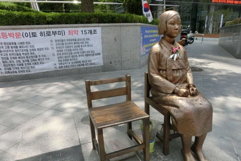 Bức tương đồng biểu tượng cho 'phụ nữ mua vui' đặt trước ĐSQ Nhật Bản tại Seoul. (Nguồn: japantimes.co.jp)