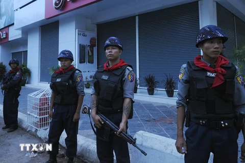 Cảnh sát Myanmar gác trên đường phố Mandalay. (Nguồn: AFP/TTXVN)