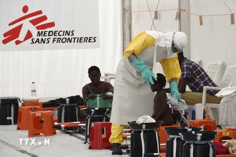 Điều trị cho bệnh nhân nhiễm virus Ebola tại Trung tâm y tế Bác sĩ không biên giới ở Monrovia, Liberia. (Nguồn: AFP/TTXVN)