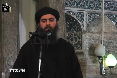 Thủ lĩnh IS Abu Bakr al-Baghdadi phát biểu trước các tín đồ Hồi giáo tại một đền thờ ở thành phố Mosul (Iraq) do IS kiểm soát ngày 5/7/2014. (Nguồn: AFP/TTXVN)