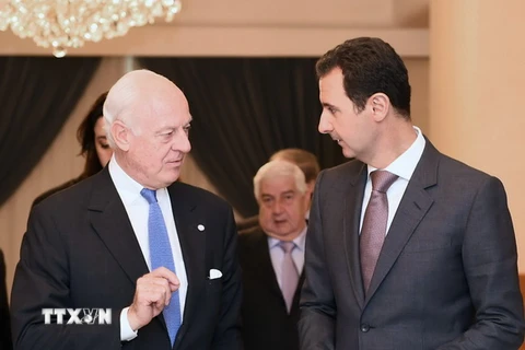 Tổng thống Syria Bashar al-Assad (phải) và Đặc phái viên LHQ về vấn đề Syria Staffan de Mistura. (Nguồn: AFP/TTXVN)