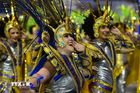 Các vũ công Samba biểu diễn trong lễ hội hóa trang ở Rio de Janeiro. (Nguồn: AFP/TTXVN)