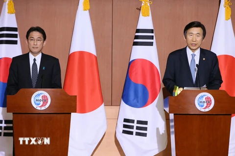 Ngoại trưởng Hàn Quốc Yun Byung-Se (phải) và Ngoại trưởng Nhật Bản Fumio Kishida tại cuộc họp báo sau hội đàm. (Nguồn: YONHAP/TTXVN)