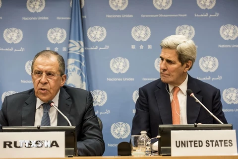 Ngoại trưởng Nga Sergey Lavrov (phải) và Ngoại trưởng Mỹ John Kerry tại New York ngày 18/12. (Nguồn: AFP/TTXVN)