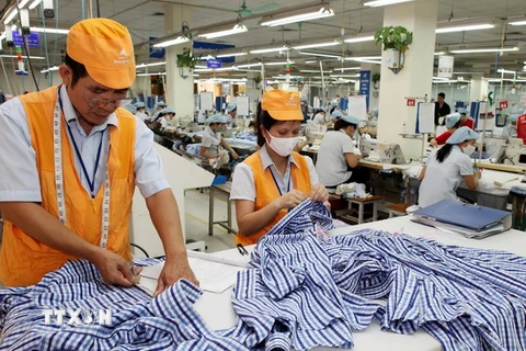 Dây chuyền sản xuất áo sơmi xuất khẩu của Tổng Công ty May 10. (Ảnh: Trần Việt/TTXVN)