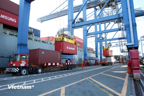 Bốc dỡ hàng hóa tại cảng Cát Lái đầu năm 2016. (Ảnh: Hoàng Hải/Vietnam+)