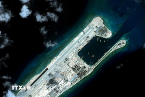 Ảnh chụp vệ tinh Đá Chữ Thập thuộc quần đảo Trường Sa của Việt Nam mà phía Trung Quốc chiếm đóng, xây dựng trái phép. (Nguồn: Reuters/TTXVN)