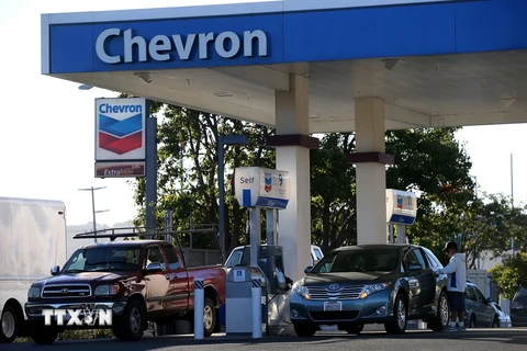 Một trạm bơm nhiên liệu của tập đoàn dầu mỏ Chevron tại Corte Madera, bang California, Mỹ. (Nguồn: AFP/TTXVN)