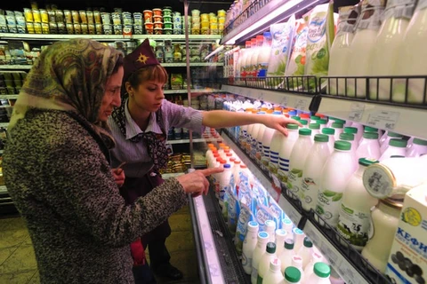 Người dân Nga mua sản phẩm từ sữa trong siêu thị. (Nguồn: themoscowtimes.com)