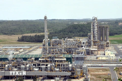 Một góc Nhà máy lọc dầu Dung Quất nhìn từ trên cao. (Ảnh: Sỹ Thắng/TTXVN)