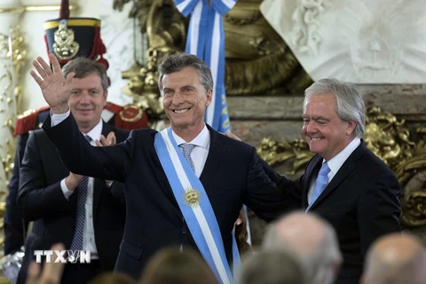 Tổng thống đắc cử Argentina Mauricio Macri (giữa) tại lễ tuyên thệ nhậm chức ở thủ đô Buenos Aires ngày 10/12/2015. (Nguồn: THX/TTXVN)