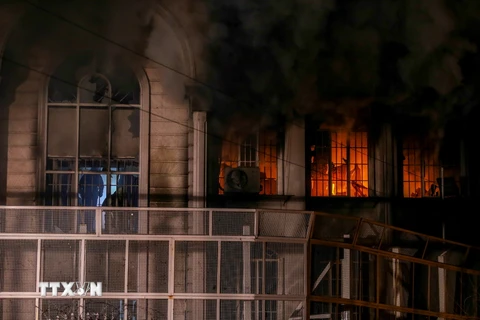 Đại sứ quán Saudi Arabia ở Tehran, Iran, bị phóng hỏa trong cuộc biểu tình ngày 2/1/2016. (Nguồn: AFP/TTXVN)