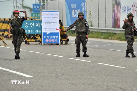 Binh sỹ Hàn Quốc kiểm soát tại lối vào khu công nghiệp Keasong. (Nguồn: AFP/TTXVN)