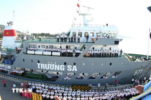 Tàu HQ 571 vận chuyển hàng Tết ra huyện đảo Trường Sa trước khi rời quân cảng Cam Ranh. (Ảnh: Quốc Khánh/TTXVN)