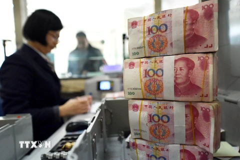Giao dịch tại một ngân hàng ở thành phố Liên Vận Cảng, tỉnh Giang Tô, Trung Quốc ngày 7/1. (Nguồn: AFP/TTXVN)
