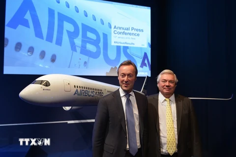 Tổng giám đốc Airbus, ông Fabrice Bregier (trái) tại cuộc họp báo ở Paris, Pháp ngày 12/1. AFP/TTXVN