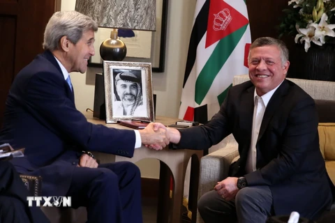 Quốc vương Jordan Abdullah II (phải) và Ngoại trưởng Mỹ John Kerry. (Nguồn: AFP/TTXVN)