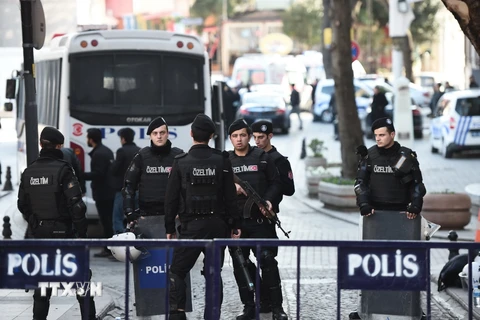 Cảnh sát phong tỏa hiện trường vụ nổ để tiến hành điều tra. (Nguồn: AFP/TTXVN)