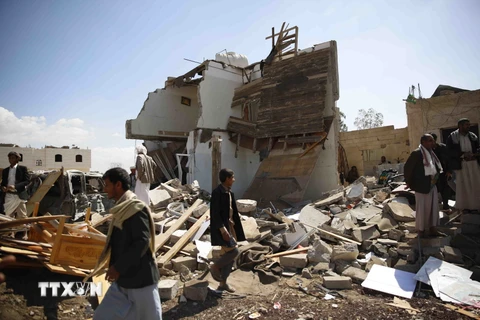 Người dân Yemen tại hiện trường một cuộc không kích ở Sanaa, Yemen ngày 6/1. (Nguồn: THX/TTXVN)